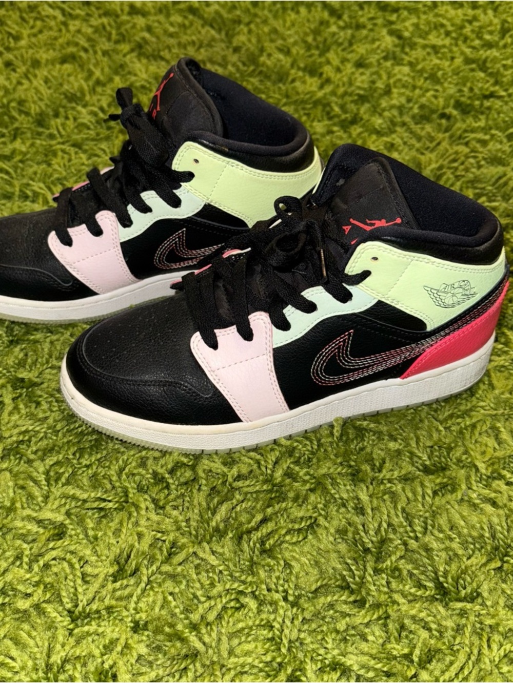 Jordan 1 Mid
Glow-In-The-Dark (GS)
5.5Y
